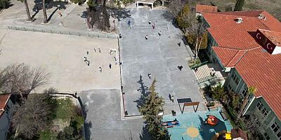 Kaş Belediyesinden okul bahçesine beton döküm çalışması
