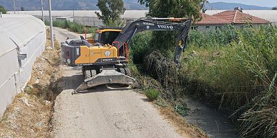 Kaş Belediyesinden taşkın riskine karşı kanal temizliği