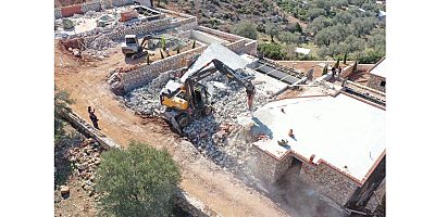 Kaş Gelemiş’te 7 kaçak yapı yıkıldı