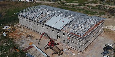Kaş Ova Spor Salonu Projesi’nde çelik çatı kapandı