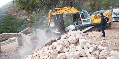 Kaş’ta 12 kaçak yapı yıkıldı