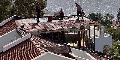 Kaş’ta 2 yapının kaçak bölümleri belediye ekiplerince yıkıldı