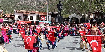 Kaş’ta 23 Nisan Ulusal Egemenlik ve Çocuk Bayramı törenle kutlandı