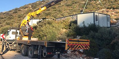 Kaş’ta 3 kaçak konteyner kaldırıldı