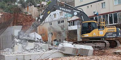 Kaş’ta bir kaçak yapı belediye ekipleri tarafından yıkıldı
