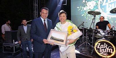 Kaş’ta Cumhuriyet Bayramı nedeniyle fener alayı ve konser düzenlendi