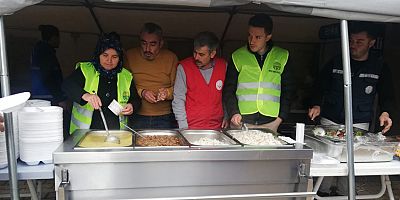 Kaş’ta depremzedelere sıcak yemek desteği