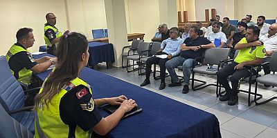 Kaş’ta jandarmadan taşımacılık firmaları ve okul servis araçlarına yönelik eğitim semineri 