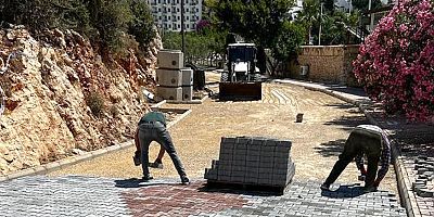 Kaş’ta kilitli parke taşı döşeme çalışmaları yapılıyor