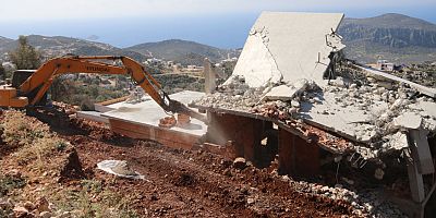 Kaş’ta Likya Yolu üzerinde bulunan kaçak yapılar yıkılıyor
