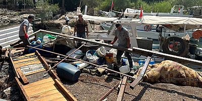 Kemer Balıkçı Barınağı’ndaki kaçak yapılar kaldırıldı