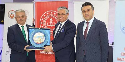 Kemer Belediye Başkanı Topaloğlu'na anlamlı plaket