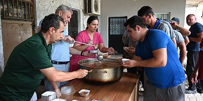Kemer Belediye personeline aşure ikramı
