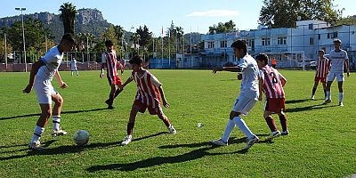 Kemer Belediye Spor evinde galip geldi