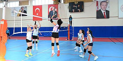 Kemer Belediye voleybolcuları büyük alkış topladı 