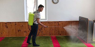 Kemer Belediyesi bayram öncesi camilerde temizlik yaptı