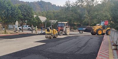 Kemer Belediyesi bozuk yollarda asfalt çalışması yapıyor