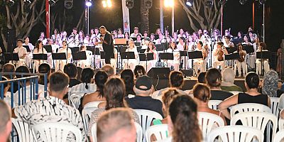 Kemer Belediyesi Cumhuriyet Orkestrası sahne aldı 