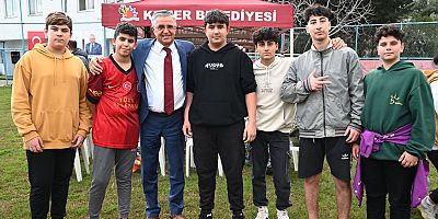 Kemer Belediyesi Futbol Okulu’nda formalar dağıtıldı