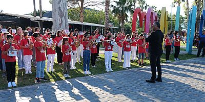 Kemer Belediyesi Gençlik Orkestrası’ndan mini konser 