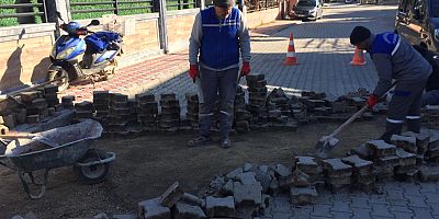 Kemer Belediyesi ilçe genelindeki bozuk yolların tamirini yapıyor