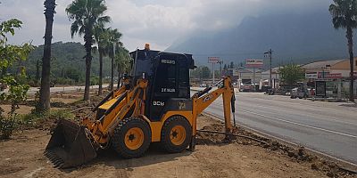 Kemer Belediyesi ilçe genelindeki yeşil alanlarda çalışmalarına devam ediyor