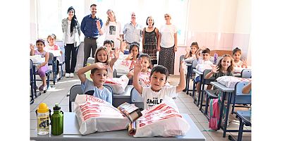 Kemer Belediyesi Mustafa Rüştü Tuncer İlköğretim Okulu'nu rengarenk yaptı