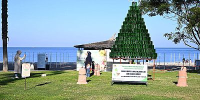 Kemer Belediyesi’nden cam atıklarından yılbaşı ağacı