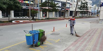 Kemer Belediyesi'nin temizlik çalışmaları devam ediyor