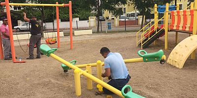 Kemer Belediyesi parklarda bakım ve onarım çalışması yapıyor