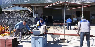 Kemer Belediyesi parkları işgallerden arındırıyor