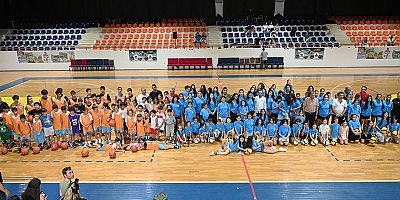 Kemer Belediyesi ücretsiz basketbol ve voleybol kursları başladı 