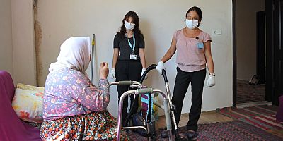 Kemer Belediyesi yaşlıların hem kapılarını hem de gönüllerini 