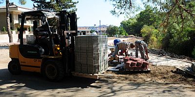 Kemer Belediyesi yol çalışmalarına devam ediyor