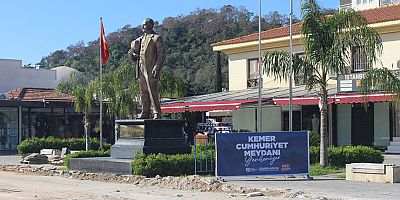 Kemer Cumhuriyet Meydanı turizm sezonuna hazırlanıyor 