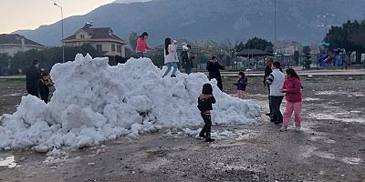 Kemer'de 16 derecede kar keyfi