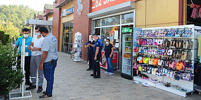 Kemer'de belirli bölgelere dezenfektan stantları yerleştirildi