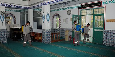 Kemer'de camiler ve duraklar dezenfekte ediliyor