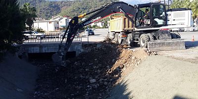 Kemer'de dereler ıslah ediliyor