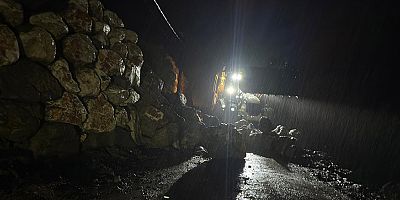 Kemer’de istinat duvarı çöktü