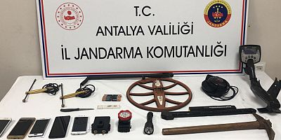 Kemer'de kaçak kazı yaptıkları iddiasıyla 4 şüpheli yakalandı