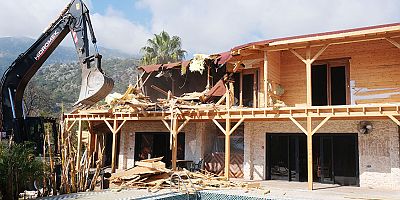 Kemer’de kaçak yapılar yıkılıyor 