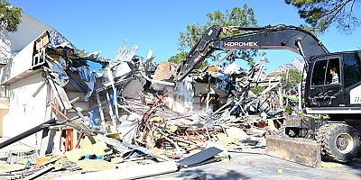 Kemer’de kaçak yapıların yıkımı sürüyor 