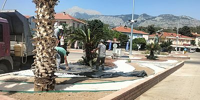 Kemer’de kavşak ve refüjlerde bakım çalışması 