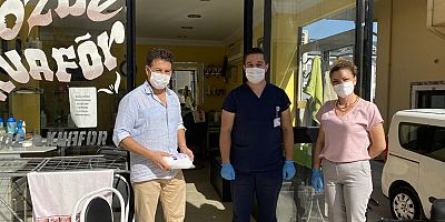 Kemer'de kuaför ve berberlere dezenfektan ile maske dağıtıldı