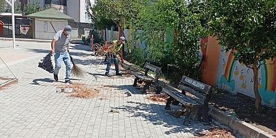Kemer’de okul bahçelerinde yeni eğitim yılı öncesi temizlik çalışması