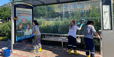 Kemer’de otobüs durakları temizleniyor 