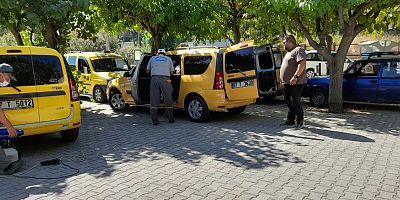 Kemer'de otobüs ve taksi durakları dezenfekte ediliyor