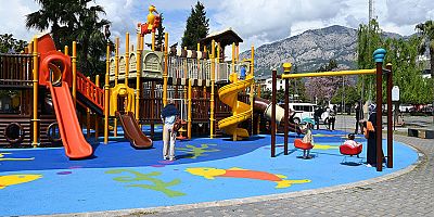 Kemer’de parklar yenileniyor 