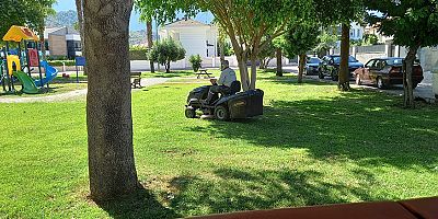 Kemer’de parklarda çim biçme çalışmaları